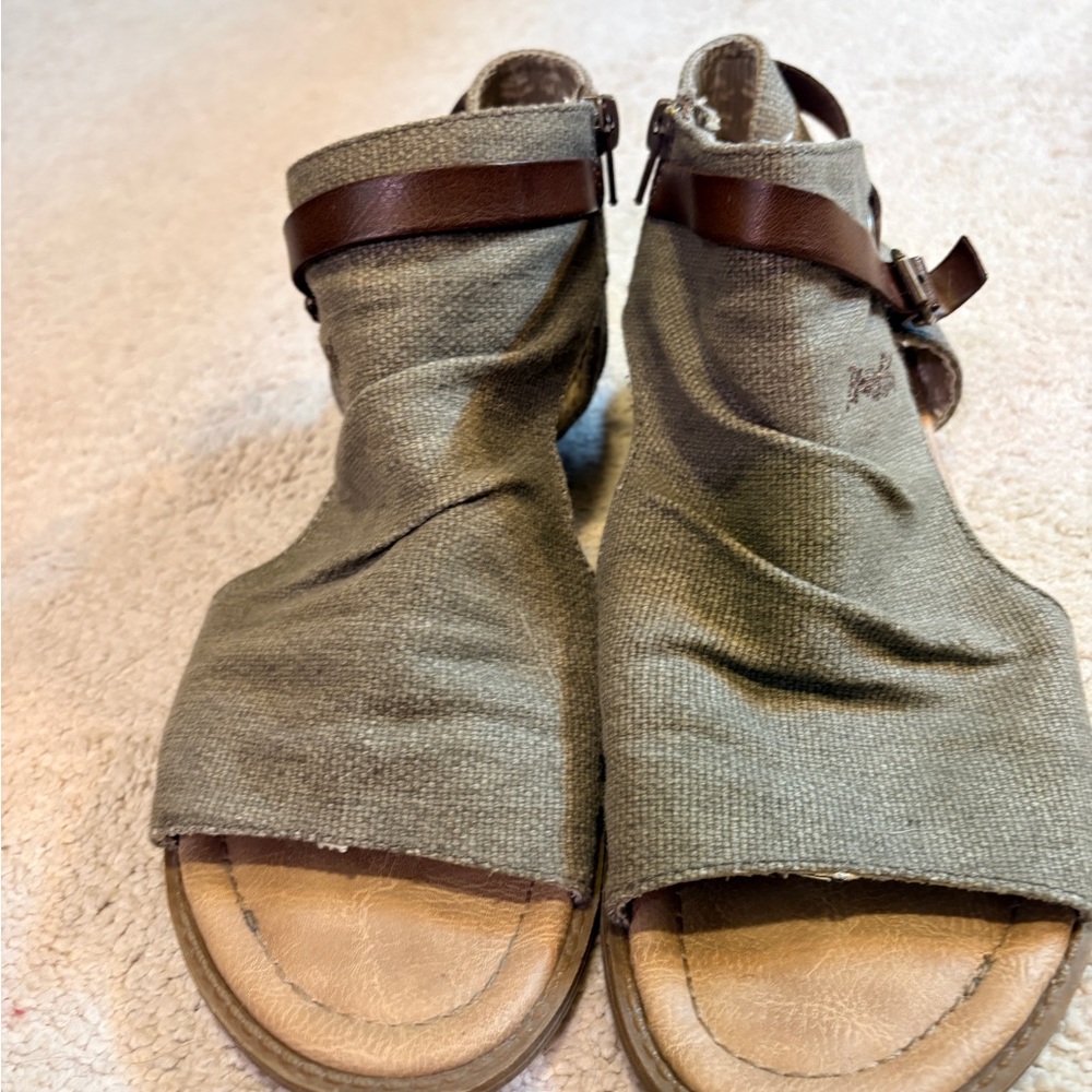Comfortable blowfish sandals. Grey/brown with brown leather accents. Side zip.